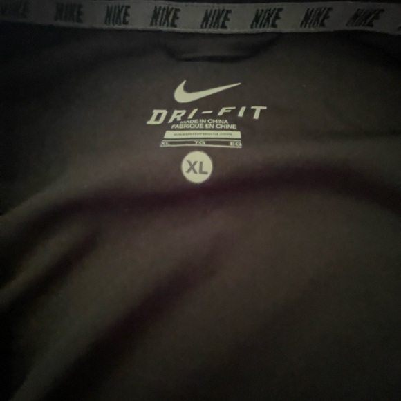 Men’s Nike dry fit long sleeve windbreaker type material but smoother size XL - Picture 5 of 7